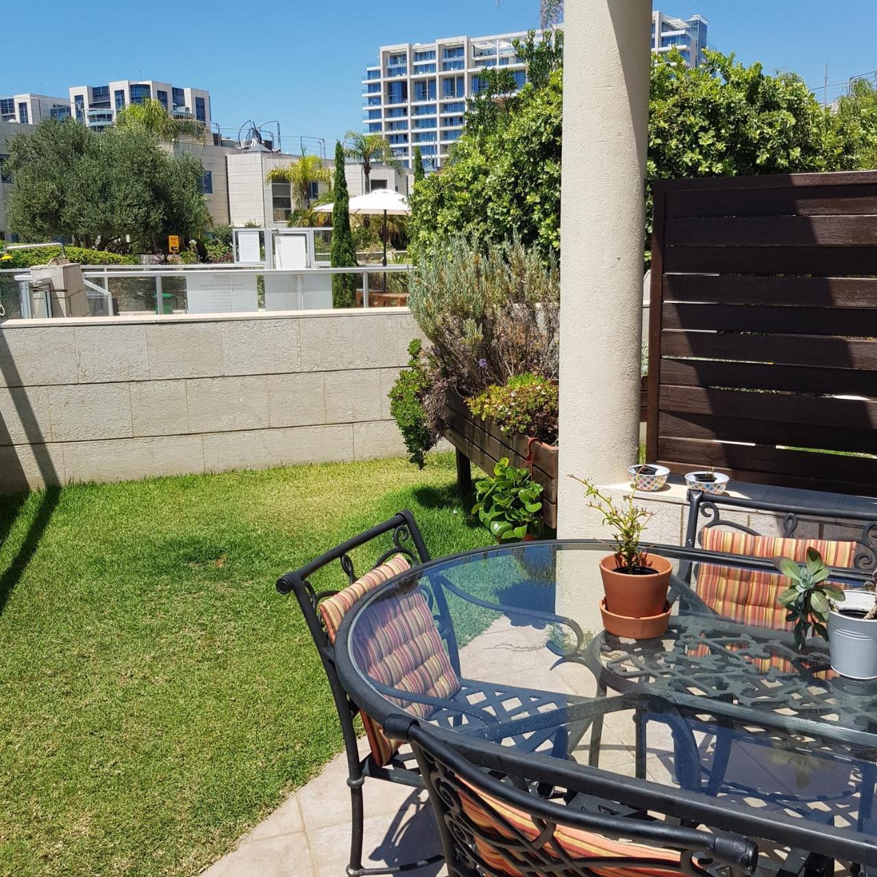 Israel Marina Village, Garden Vacation Apartment Herzelia エクステリア 写真